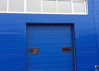 Секционные промышленные ворота синие с окнами